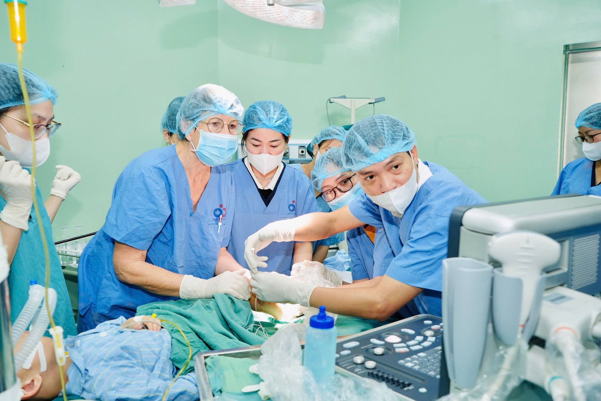 Bệnh viện Sản Nhi Nghệ An phối hợp chuyên gia quốc tế điều trị co cứng cơ cho trẻ bại não- Ảnh 1.