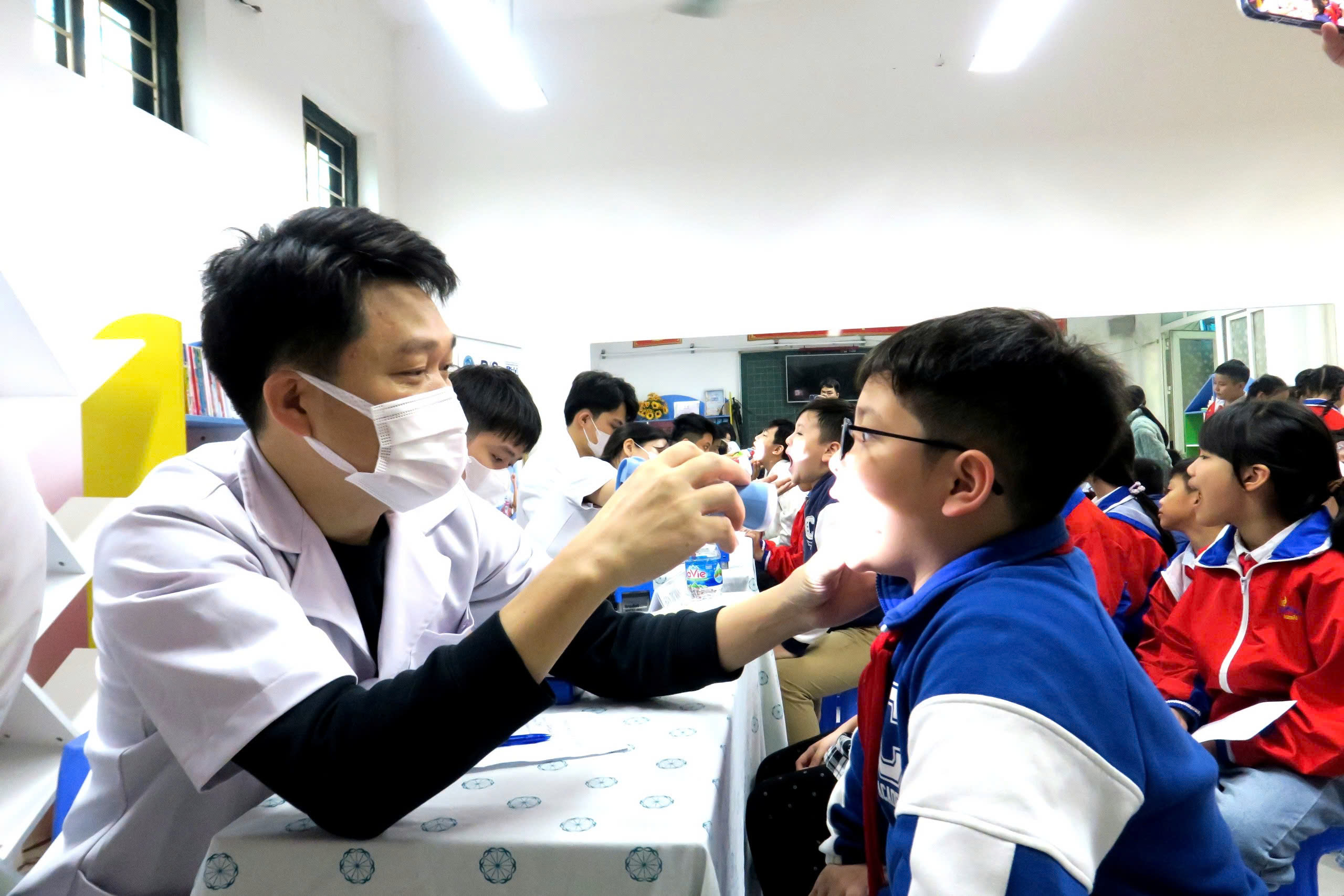 Tỷ lệ sâu răng ở trẻ em Việt Nam chạm mức 90%: Bác sĩ nha khoa khuyên gì?- Ảnh 1.