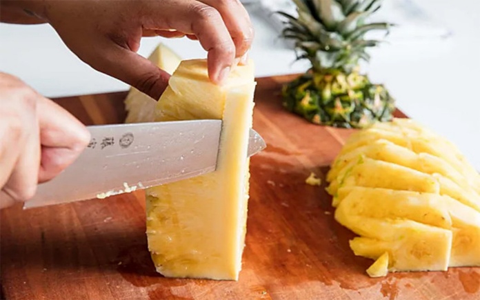 Cách tránh bị rát lưỡi khi ăn dứa tươi- Ảnh 2.