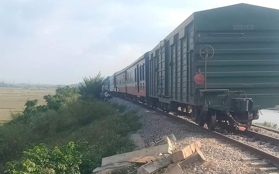 Tàu hàng trật bánh trên đèo Hải Vân- Ảnh 3.