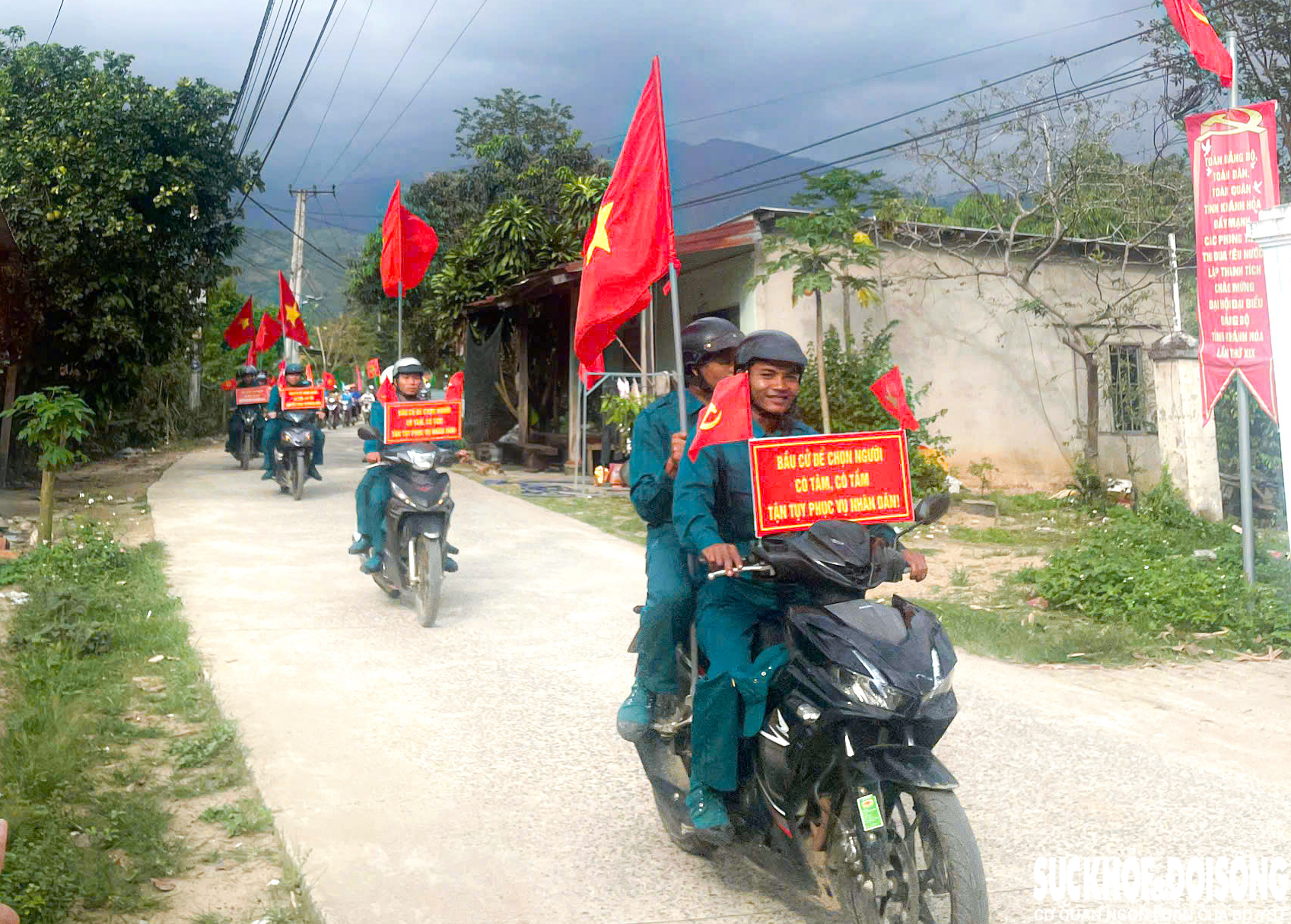 Khắp nẻo đường ở Khánh Hòa rộn ràng trước ngày bầu cử- Ảnh 1.