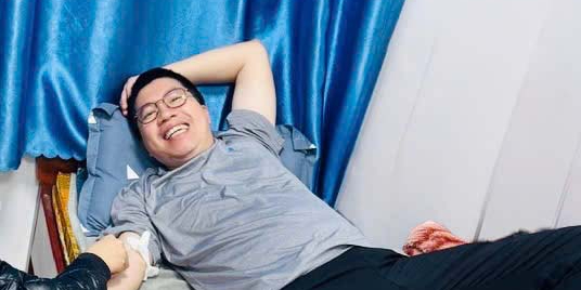 Bác sĩ hiến máu, trực tiếp thực hiện ca mổ cứu sống nam thanh niên bị vỡ thận- Ảnh 2.