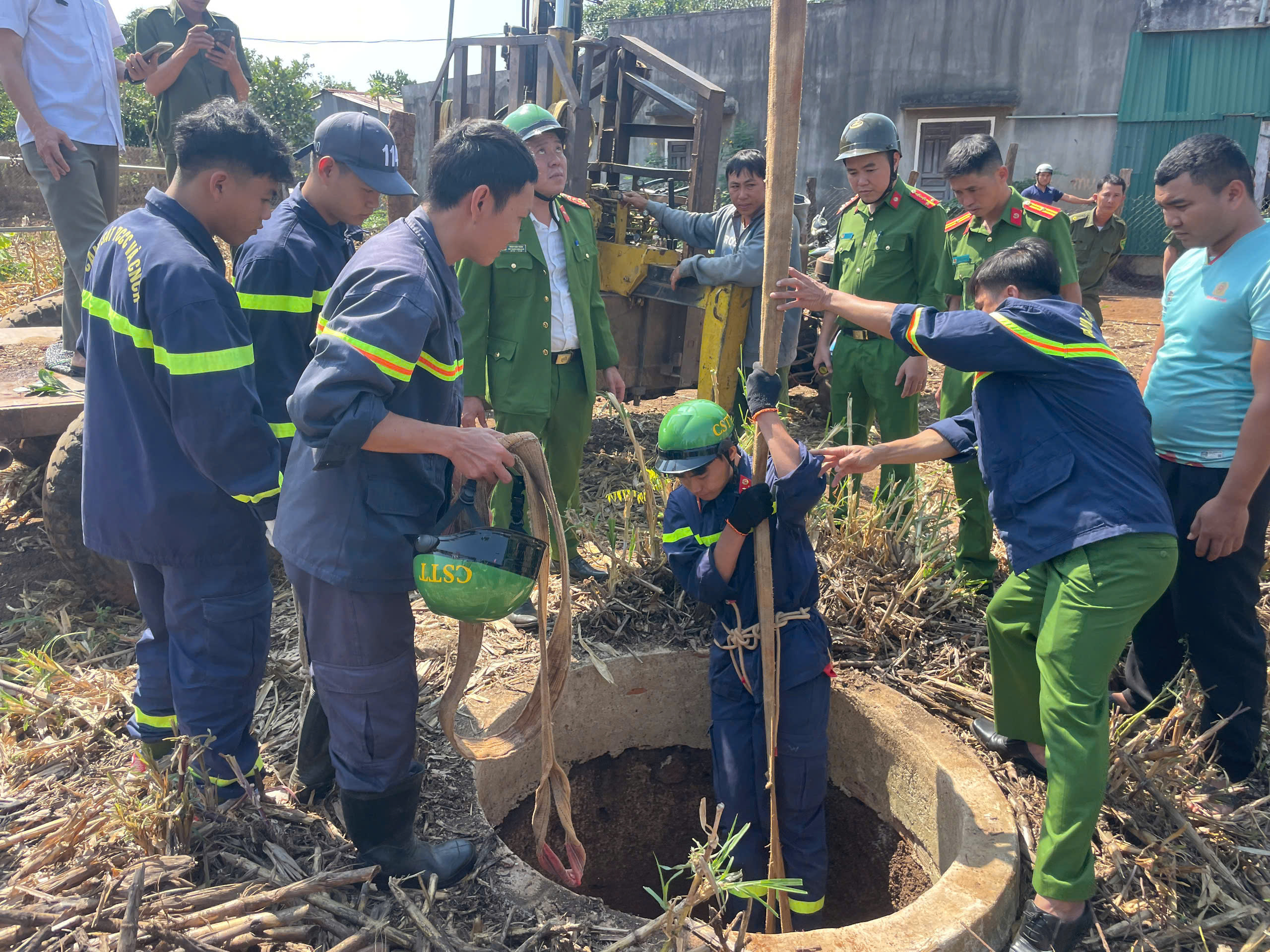 Cảnh sát xuống giếng sâu 20m cứu cháu bé 12 tuổi- Ảnh 1.