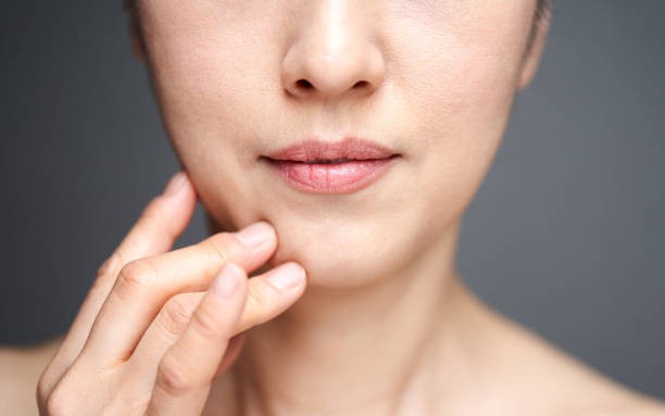 7 bài tập cơ mặt giúp chống chảy xệ, loại bỏ nọng cằm- Ảnh 4.