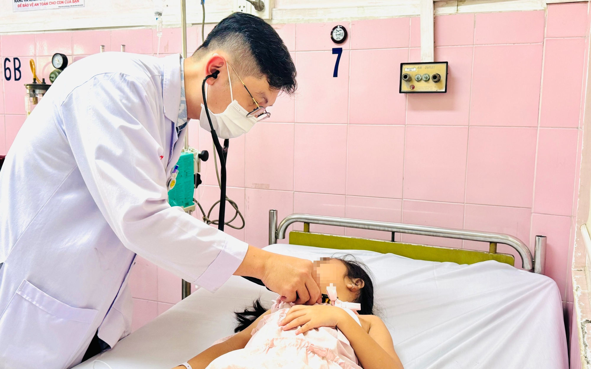 Ngộ độc thực phẩm phức tạp, mở cao điểm siết chặt bếp ăn tập thể, thức ăn đường phố- Ảnh 3.