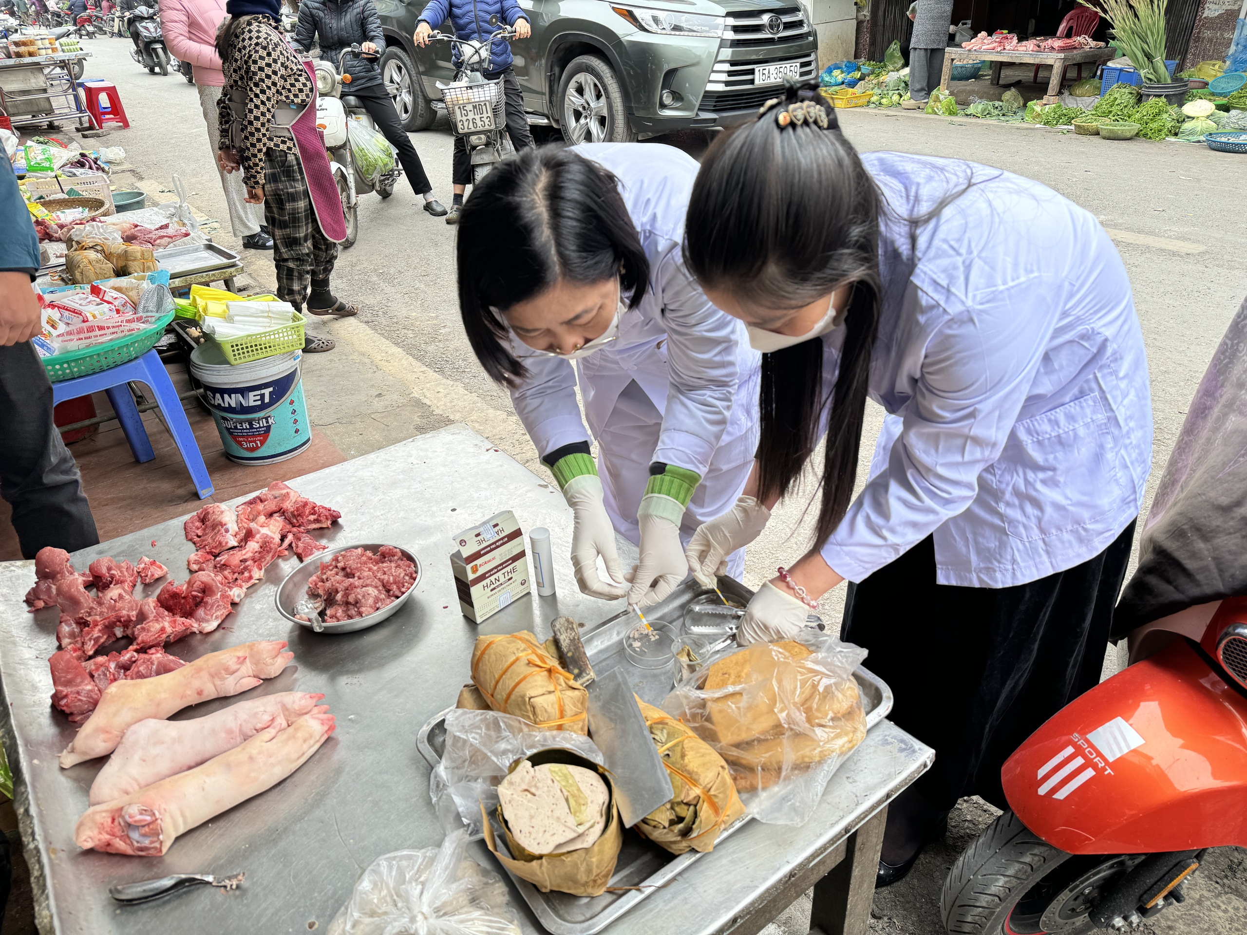 Ngộ độc thực phẩm phức tạp, mở cao điểm siết chặt bếp ăn tập thể, thức ăn đường phố- Ảnh 2.