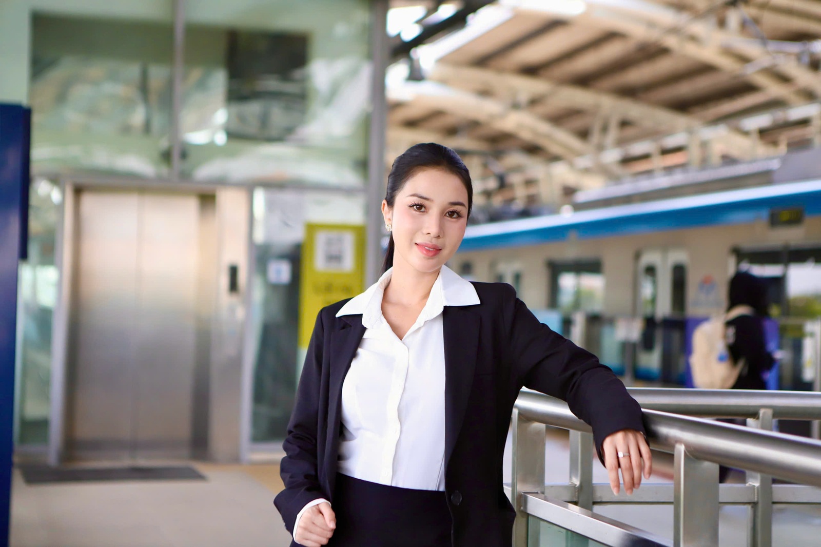 Giá xăng tăng, người dân TPHCM chuyển sang tàu điện, xe buýt- Ảnh 2.