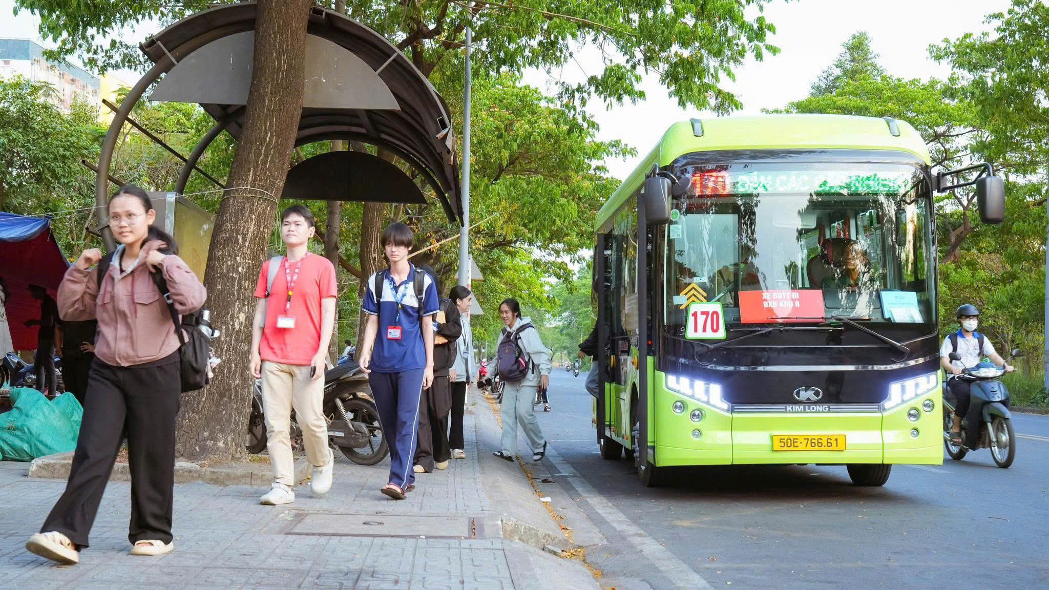 Giá xăng tăng, người dân TPHCM chuyển sang tàu điện, xe buýt- Ảnh 3.