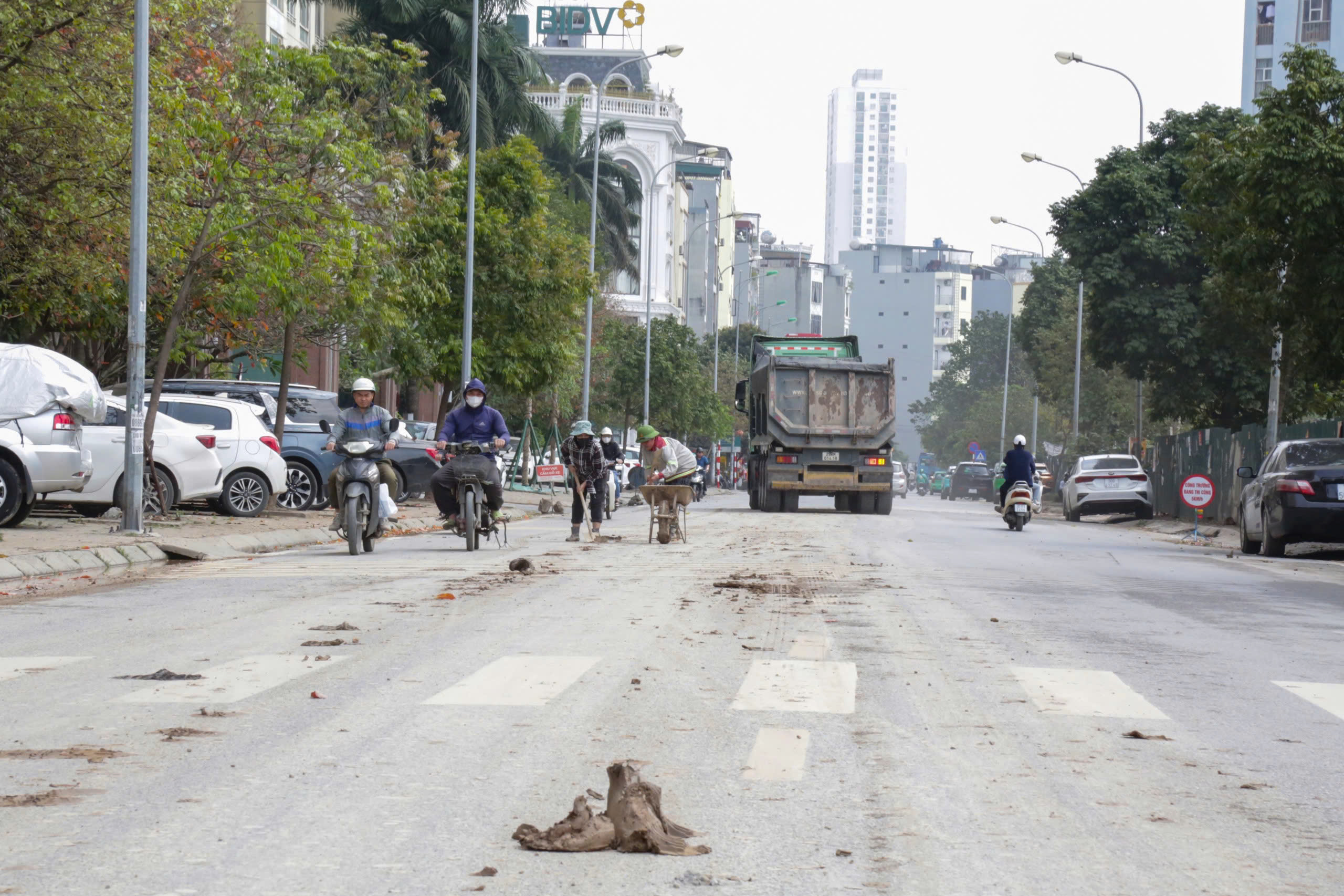 Hà Nội: Xe tải làm rơi đất trên đường, CSGT truy tận công trường xử lý- Ảnh 2.