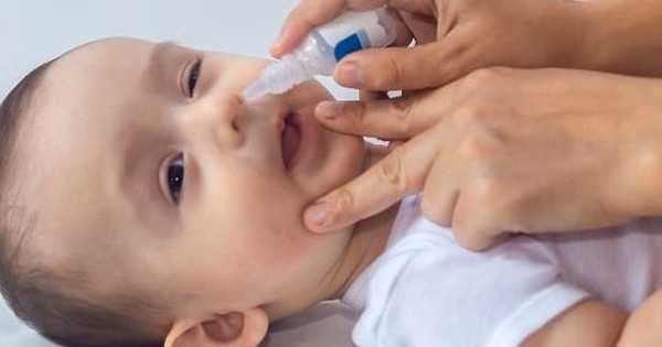 Chuyên gia cảnh báo: Nguy cơ nhiễm khuẩn, trầy xước mắt của thói quen sang chiết nước muối sinh lý tại nhà