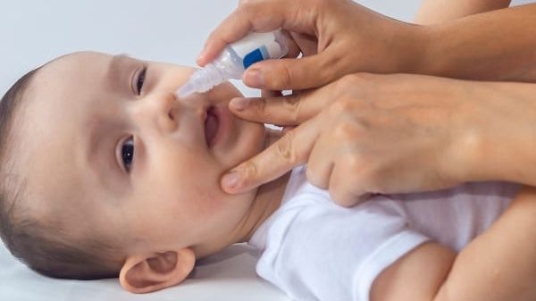 Chuyên gia cảnh báo: Nguy cơ nhiễm khuẩn, trầy xước mắt của thói quen sang chiết nước muối sinh lý tại nhà- Ảnh 3. Chuyên gia cảnh báo: Nguy cơ nhiễm khuẩn, trầy xước mắt của thói quen sang chiết nước muối sinh lý tại nhà- Ảnh 3.