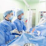 Bệnh viện Phương Đông: Nghẹt thở khơi thông 3 nhánh mạch vành hẹp khít, giành lại dòng máu nuôi tim cho bệnh nhân 72 tuổi