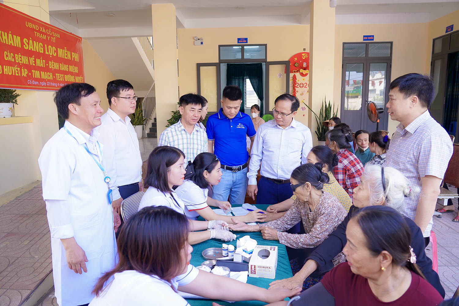 Hàng trăm người dân Hà Tĩnh được khám, sàng lọc bệnh miễn phí- Ảnh 1. Hàng trăm người dân Hà Tĩnh được khám, sàng lọc bệnh miễn phí- Ảnh 1.