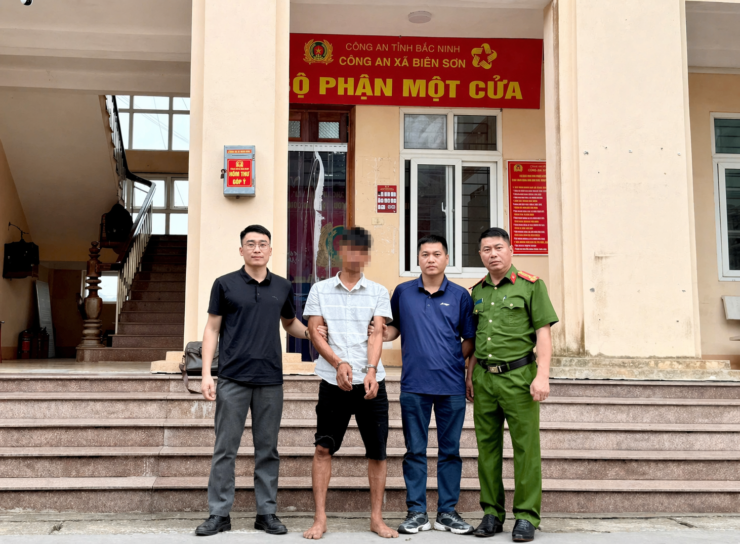Làm rõ 2 anh em ruột trong vụ cướp điện thoại vào ban đêm- Ảnh 1. Làm rõ 2 anh em ruột trong vụ cướp điện thoại vào ban đêm- Ảnh 1.