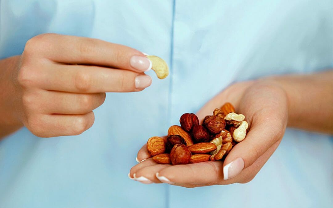 Bí quyết ăn sữa chua giúp ổn định đường huyết hiệu quả nhất- Ảnh 2. Thời điểm ăn vặt tốt nhất không làm tăng đường huyết