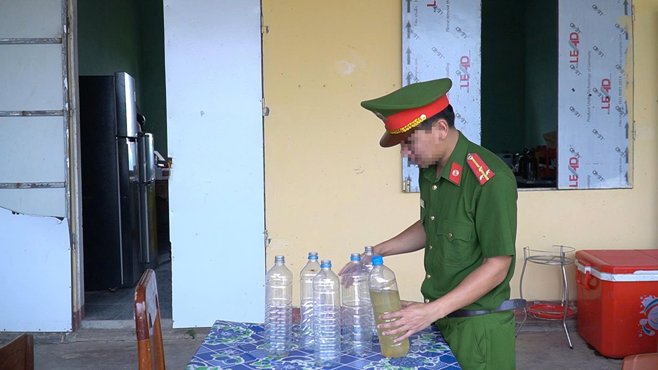 Ngăn chặn trào lưu sử dụng nước 'nậm thoong' của thanh niên xã biên giới Quảng Trị- Ảnh 1. Ngăn chặn trào lưu sử dụng nước 'nậm thoong' của thanh niên xã biên giới Quảng Trị- Ảnh 1.