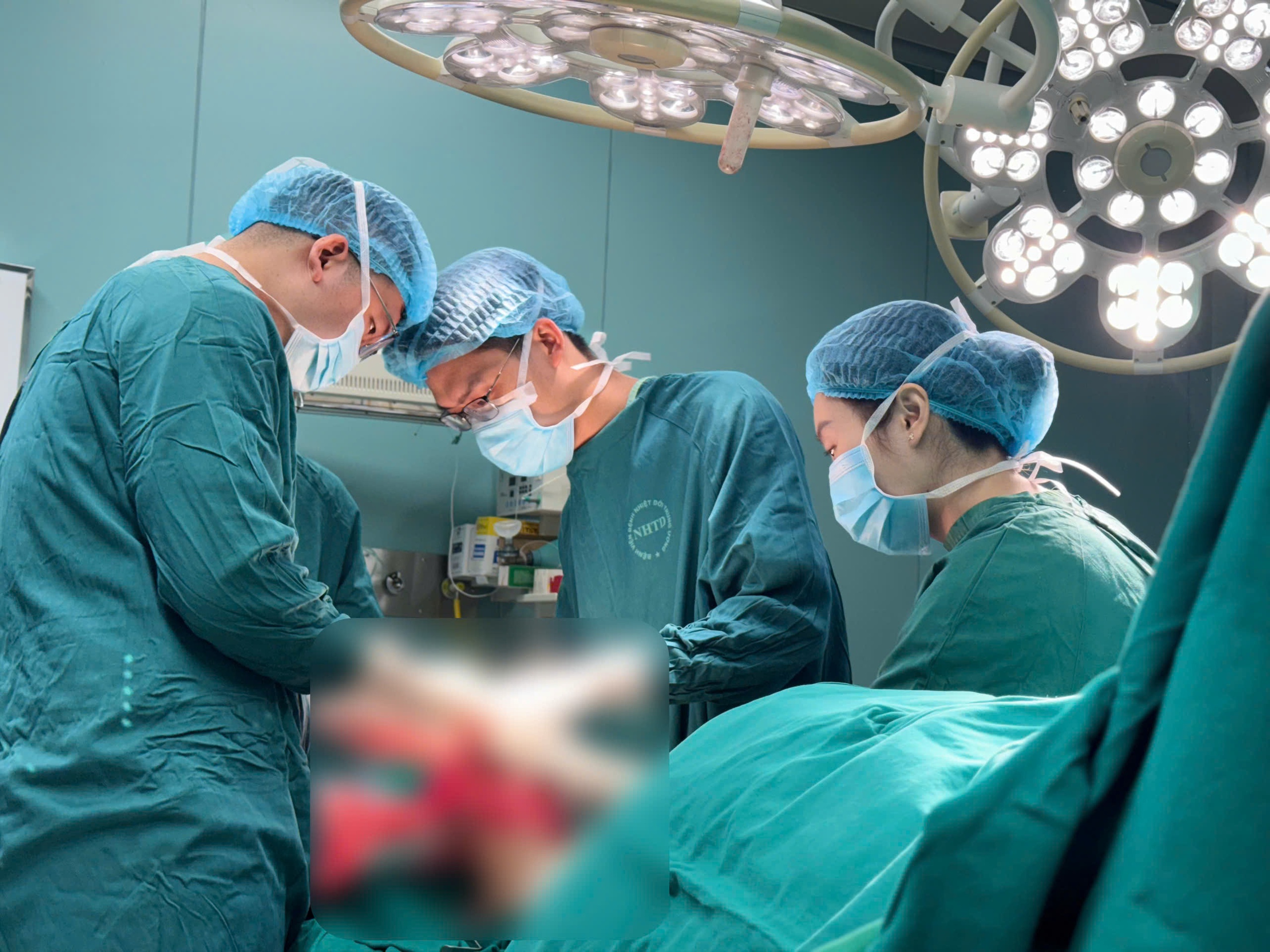 Hồi sinh đôi chân bị xe tải 10 tấn cán qua nhờ kỹ thuật hút áp lực âm- Ảnh 2. Hồi sinh đôi chân bị xe tải 10 tấn cán qua nhờ kỹ thuật hút áp lực âm- Ảnh 2.