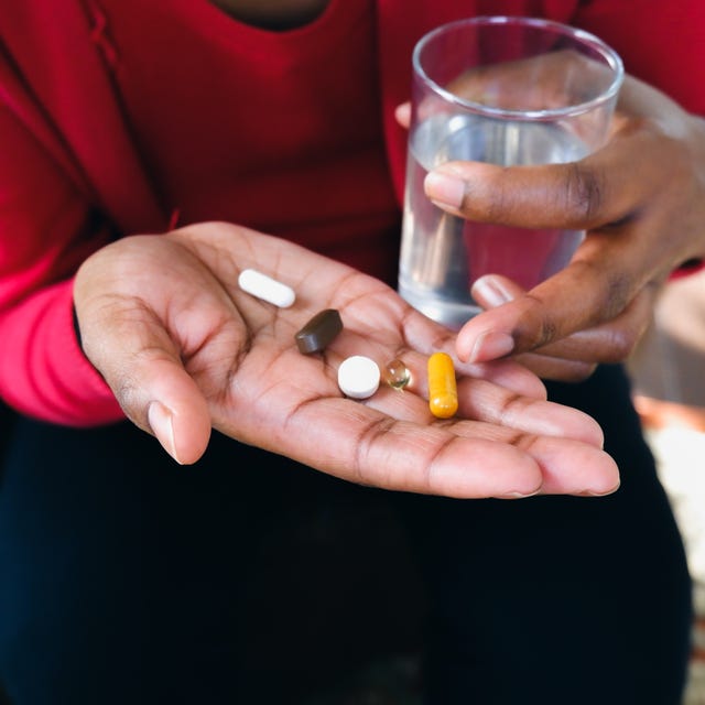 Dấu hiệu cảnh báo cơ thể dư thừa vitamin- Ảnh 1. Người phụ nữ cầm những viên thuốc trong lòng bàn tay.
