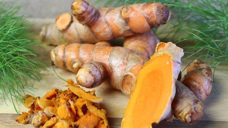Có nên giã nghệ tươi lấy nước uống?- Ảnh 1.