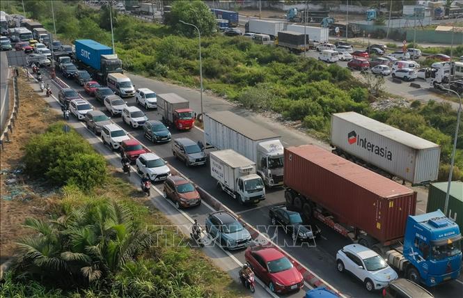 TP. Hồ Chí Minh: Các cửa ngõ ùn ứ nhẹ trong ngày đầu nghỉ Lễ Giỗ Tổ Hùng Vương- Ảnh 2. TP. Hồ Chí Minh: Các cửa ngõ ùn ứ nhẹ trong ngày đầu nghỉ Lễ Giỗ Tổ Hùng Vương- Ảnh 2.