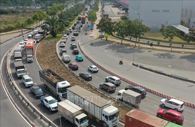TP. Hồ Chí Minh: Các cửa ngõ ùn ứ nhẹ trong ngày đầu nghỉ Lễ Giỗ Tổ Hùng Vương- Ảnh 1. TP. Hồ Chí Minh: Các cửa ngõ ùn ứ nhẹ trong ngày đầu nghỉ Lễ Giỗ Tổ Hùng Vương- Ảnh 1.