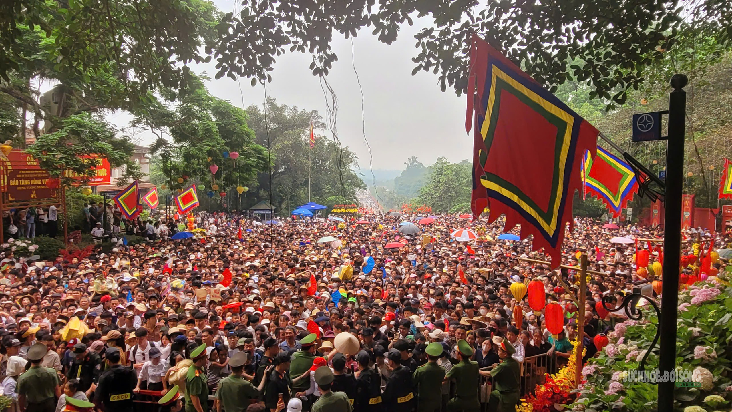 Biển người đổ về Đất Tổ ngày Giỗ Tổ Hùng Vương- Ảnh 1. Biển người đổ về Đất Tổ ngày Giỗ Tổ Hùng Vương- Ảnh 1.