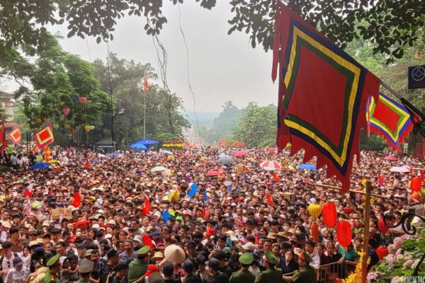 Biển người đổ về Đất Tổ ngày Giỗ Tổ Hùng Vương