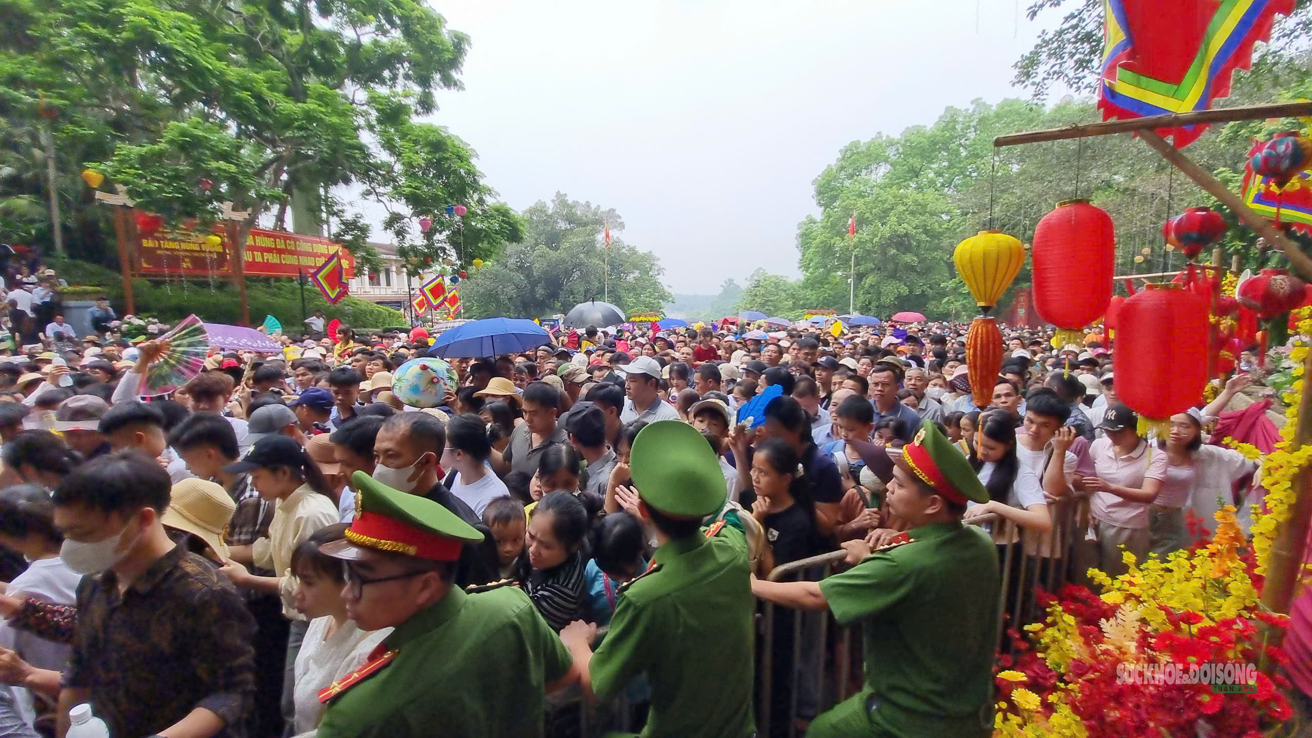 Biển người đổ về Đất Tổ ngày Giỗ Tổ Hùng Vương- Ảnh 8. Biển người đổ về Đất Tổ ngày Giỗ Tổ Hùng Vương- Ảnh 8.