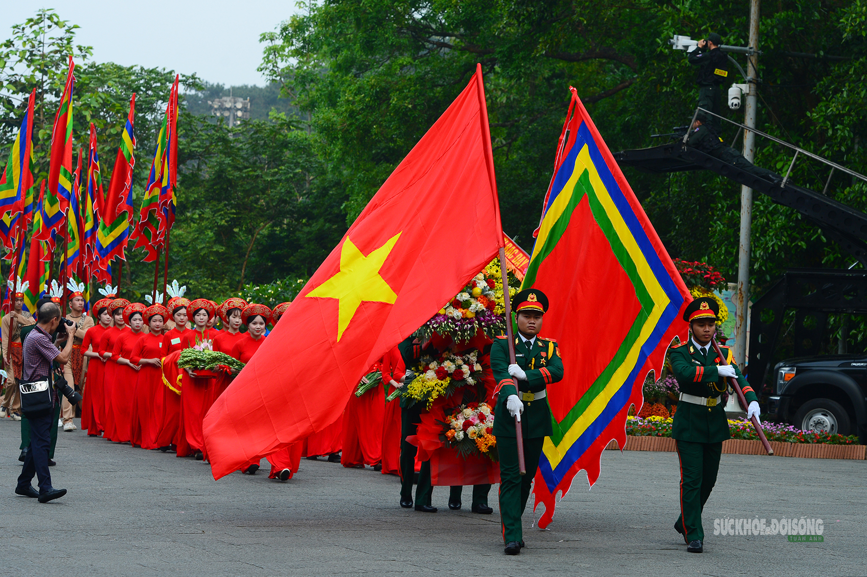 Biển người đổ về Đất Tổ ngày Giỗ Tổ Hùng Vương- Ảnh 3. Biển người đổ về Đất Tổ ngày Giỗ Tổ Hùng Vương- Ảnh 3.