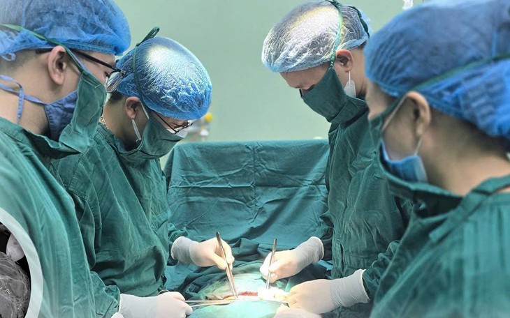 Cấp cứu kịp thời ca rau bong non, mẹ tròn con vuông