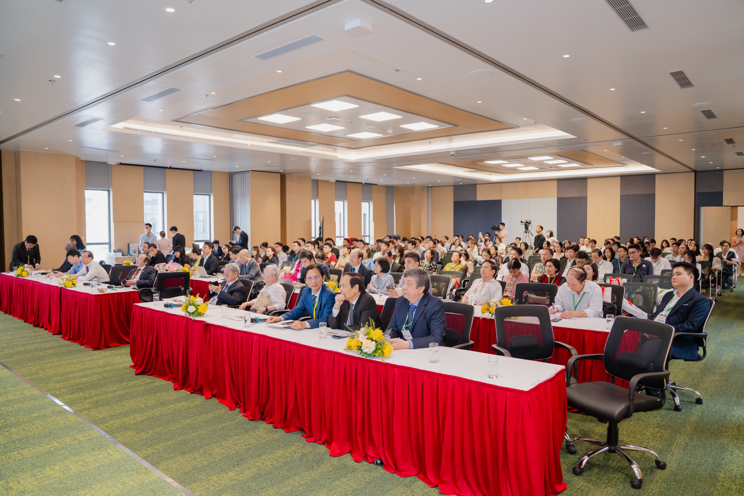 anh-1-17773613004861423708871-1 Hội nghị khoa học Nội khoa toàn quốc lần thứ 14 vừa diễn ra tại BVĐK Hồng Ngọc- Ảnh 1.