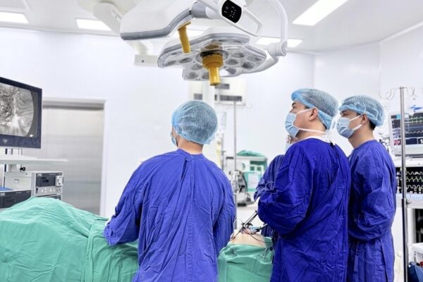 Vinmec Hạ Long nội soi bóc tách thành công khối u hiếm gặp, giữ trọn khả năng sinh sản cho người bệnh trẻ