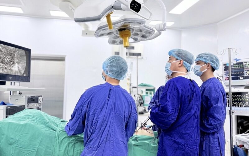 Vinmec Hạ Long nội soi bóc tách thành công khối u hiếm gặp, giữ trọn khả năng sinh sản cho người bệnh trẻ