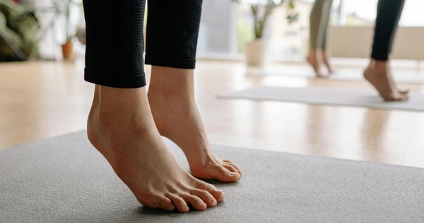 Hướng dẫn kỹ thuật nhón gót 5 phút tại nhà giúp đôi chân dẻo dai hơn đi bộ