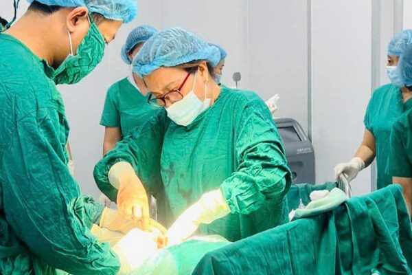 ‘Báo động đỏ’ cứu mẹ con sản phụ rau bong non