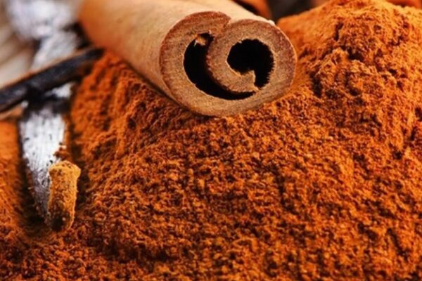 Điều gì xảy ra với đường huyết khi thêm quế vào chế độ ăn uống?