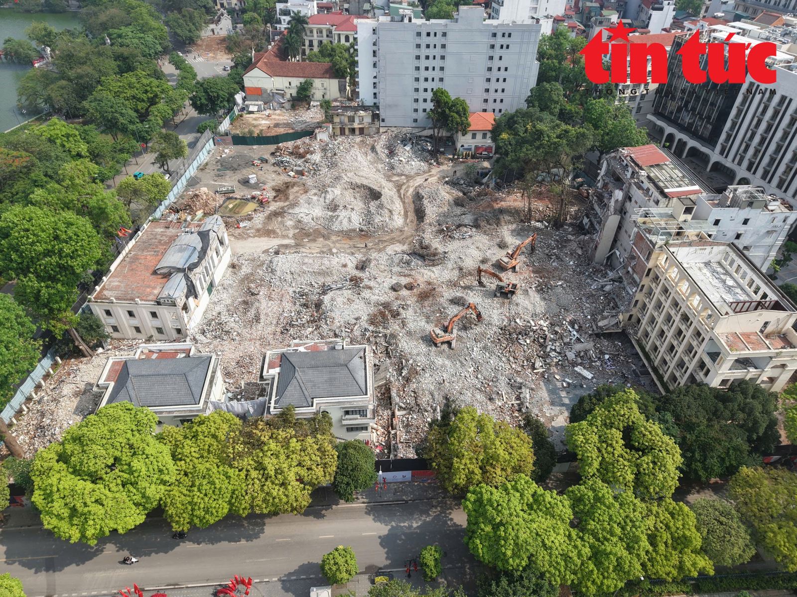 hoankiem2-1777342255055-1777342255944623842316-1 Mặt bằng công viên 2,4 ha ven hồ Hoàn Kiếm dần lộ diện sau 5 tháng giải phóng mặt bằng- Ảnh 1.