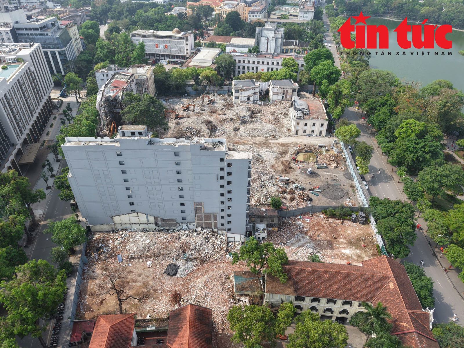 hoankiem5-1777342257220-17773422575331821092918-1 Mặt bằng công viên 2,4 ha ven hồ Hoàn Kiếm dần lộ diện sau 5 tháng giải phóng mặt bằng- Ảnh 2.