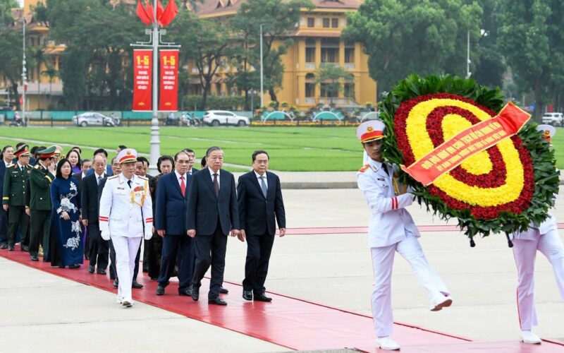 Lãnh đạo Đảng, Nhà nước viếng Chủ tịch Hồ Chí Minh và tưởng niệm các Anh hùng liệt sĩ