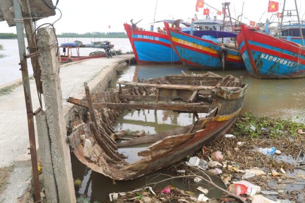 ‘Nghĩa địa tàu cá’ làm khó ngư dân