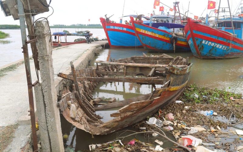 ‘Nghĩa địa tàu cá’ làm khó ngư dân