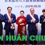 Nguyên Tổng Bí thư Nông Đức Mạnh và nguyên Thủ tướng Nguyễn Tấn Dũng nhận Huân chương Mặt trời mọc