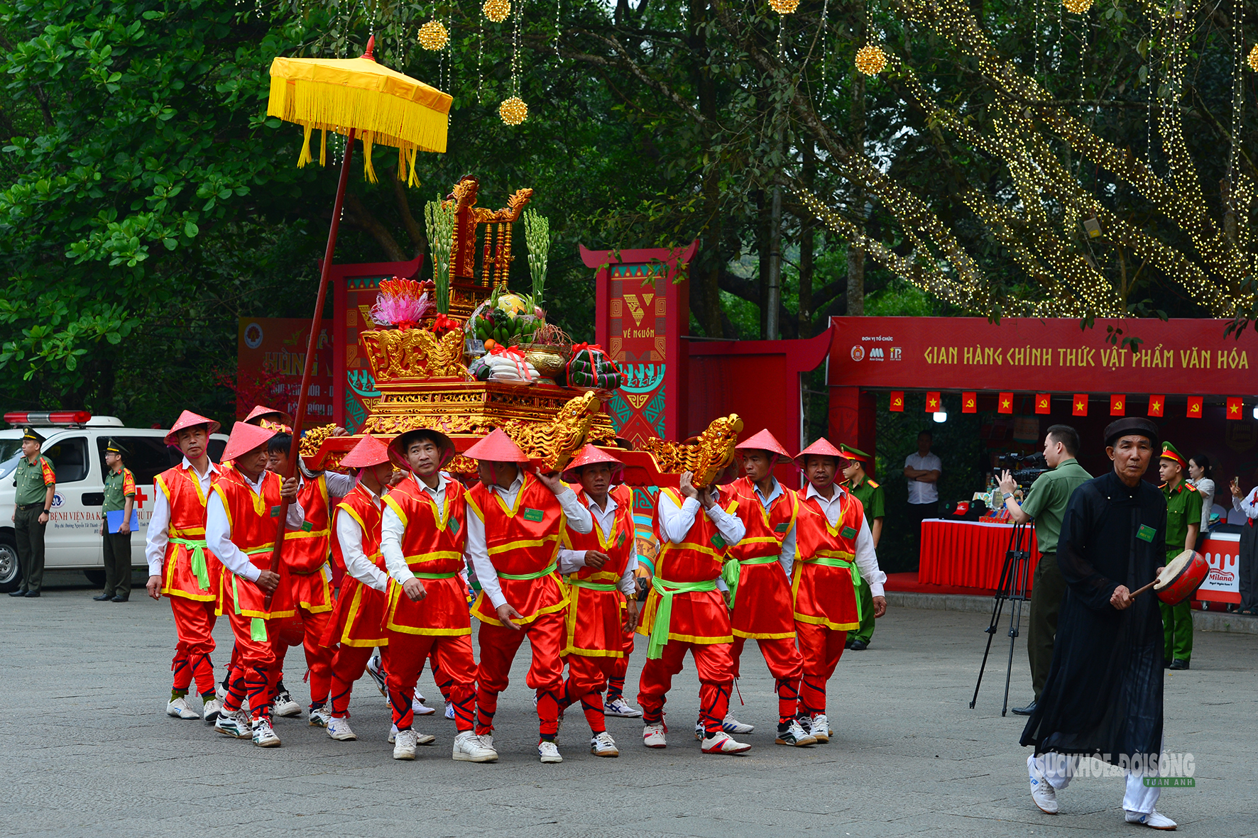 Biển người đổ về Đất Tổ ngày Giỗ Tổ Hùng Vương- Ảnh 2. Biển người đổ về Đất Tổ ngày Giỗ Tổ Hùng Vương- Ảnh 2.