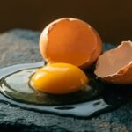 Nên dùng lòng trắng hay lòng đỏ trứng gà để làm đẹp da?