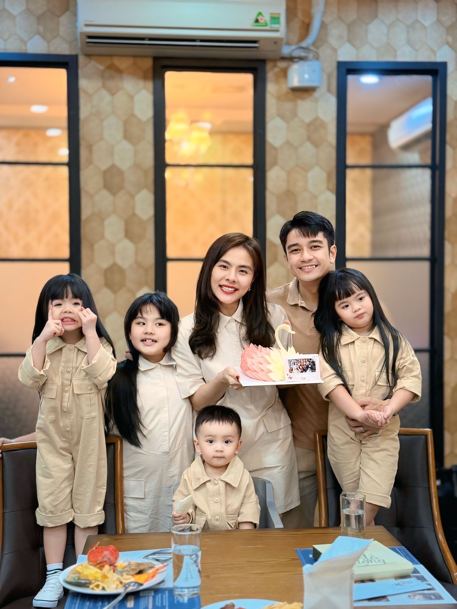 van-trang-2-17781170283481798134200 Diễn viên Vân Trang: 'Nuôi 4 con dạy tôi bớt cầu toàn, hiểu rằng dinh dưỡng không phải là cuộc chiến'- Ảnh 4.