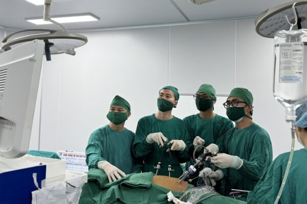 Phẫu thuật nội soi thành công cho bệnh nhân 64 tuổi cùng mắc hai loại ung thư khó