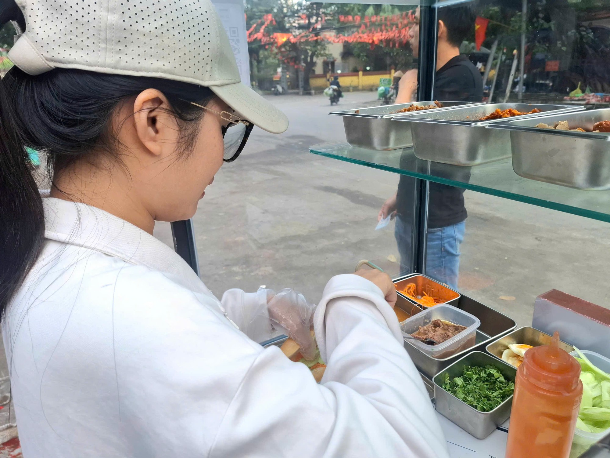 Đề xuất phạt tới 4 triệu đồng nếu để móng tay dài khi bán đồ ăn: Người bán lo lắng, người dân ủng hộ - Ảnh 1.