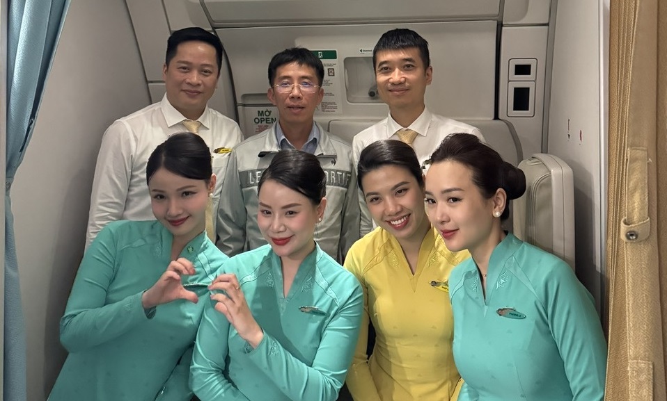 Giữa tầng mây của chặng bay Hà Nội - Paris, bác sĩ Bạch Mai kịp thời cứu hành khách - Ảnh 1.