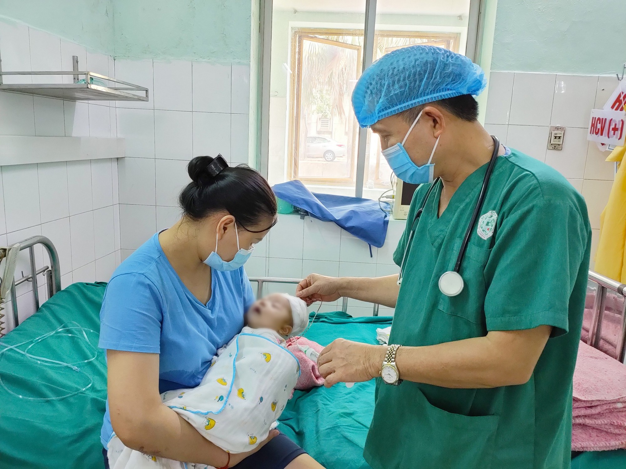 Bác sĩ thăm khám cho trẻ. (ảnh BVCC)