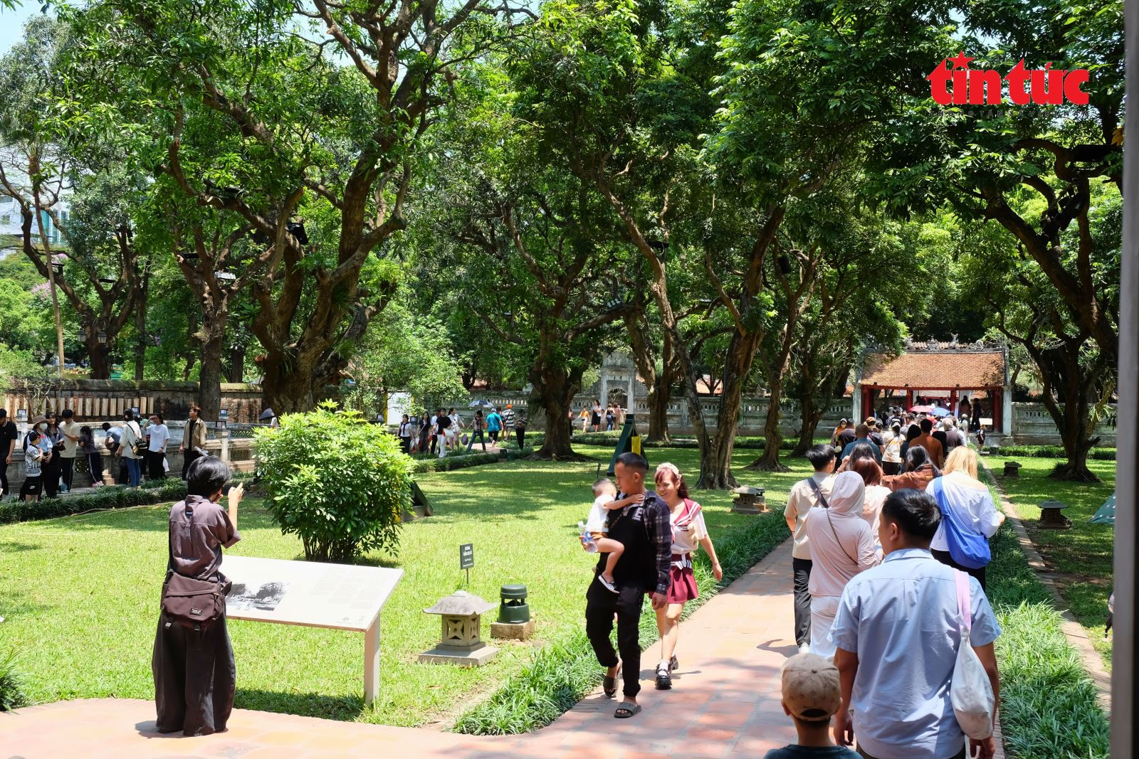 Du khách ‘đổ bộ’ các điểm vui chơi mua sắm tại Hà Nội dịp lễ- Ảnh 1. Du khách ‘đổ bộ’ các điểm vui chơi mua sắm tại Hà Nội dịp lễ- Ảnh 1.